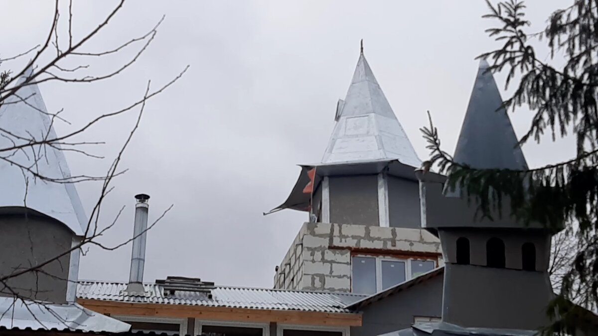 Дорогие друзья!!!! вот буквально вчера Россия и бывшие республики СССР отмечали блестящую дату 75-ти летия великой победы в отечественной войне 1941-1945 г.г.  У меня в родне воевало три деда, двое из них вернулись а один...........погиб. Впредверье этого замечательного праздника победы я как раз заканчивал свой дом. И ТАК КАК МНЕ ХОТЕЛОСЬ ЧТОБЫ ЭТО СОБЫТИЕ ЗАПОМНИЛОСЬ . Я решил его завершить башней  в честь 75 ЛЕТИЯ ПОБЕДЫ . (потом пристроил еще две маленьких). 