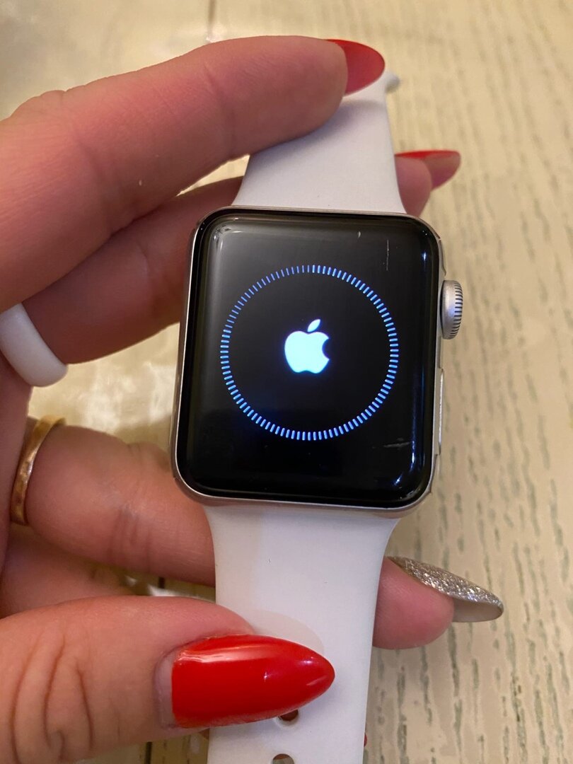 Забронированные наручные часы Apple Watch Series 3