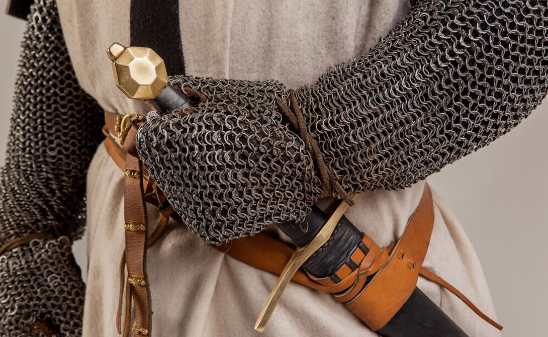 Романский меч 

Этот тип европейского меча был очень распространен в период позднего Средневековья. В Западной Европе им владели исключительно представители рыцарского сословия — ибо дорого и, честно говоря, не слишком-то функционально. «Романские» мечи использовались, скорее, в качестве вспомогательного оружия, однако являлись важнейшим отличительным признаком рыцарского статуса владельца.