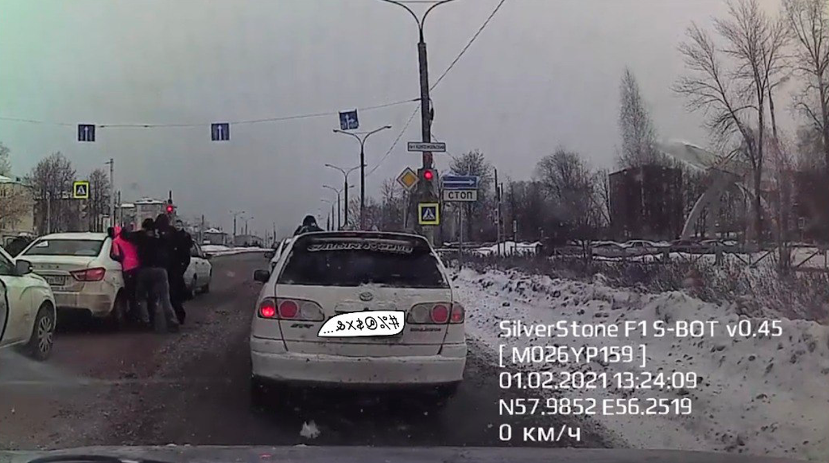 Вот так принимают ГНКшники (ныне этим занимается соответствующее подразделение полиции) закладчиков прямо на дороге, вытащили из такси, февраль 2021.