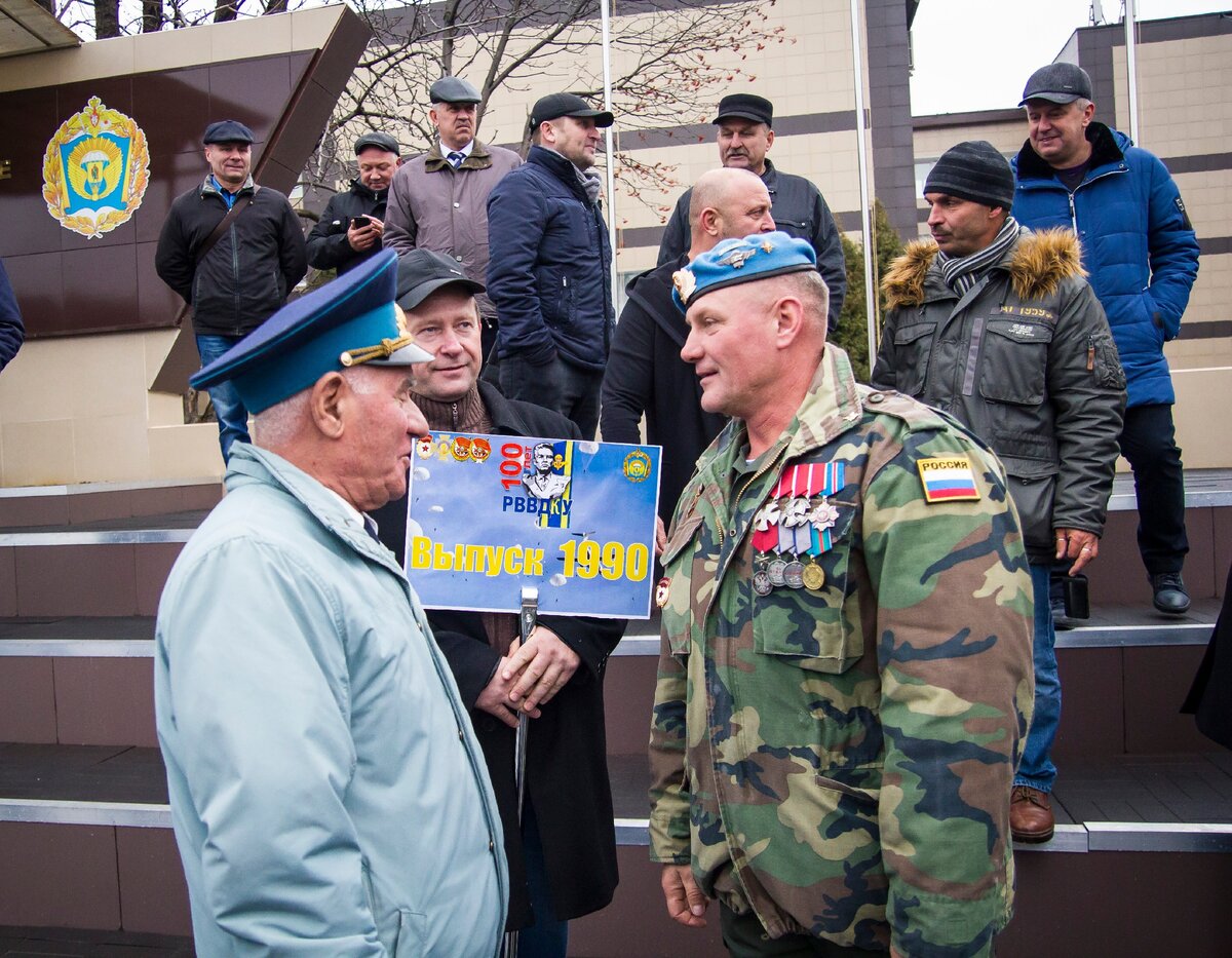 А.А.Лобанов справа,фото сделано мной на столетии РВВДКУ в 2018 году