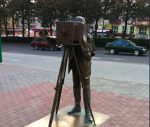 Памятник фотографу на центральной магистрали города 