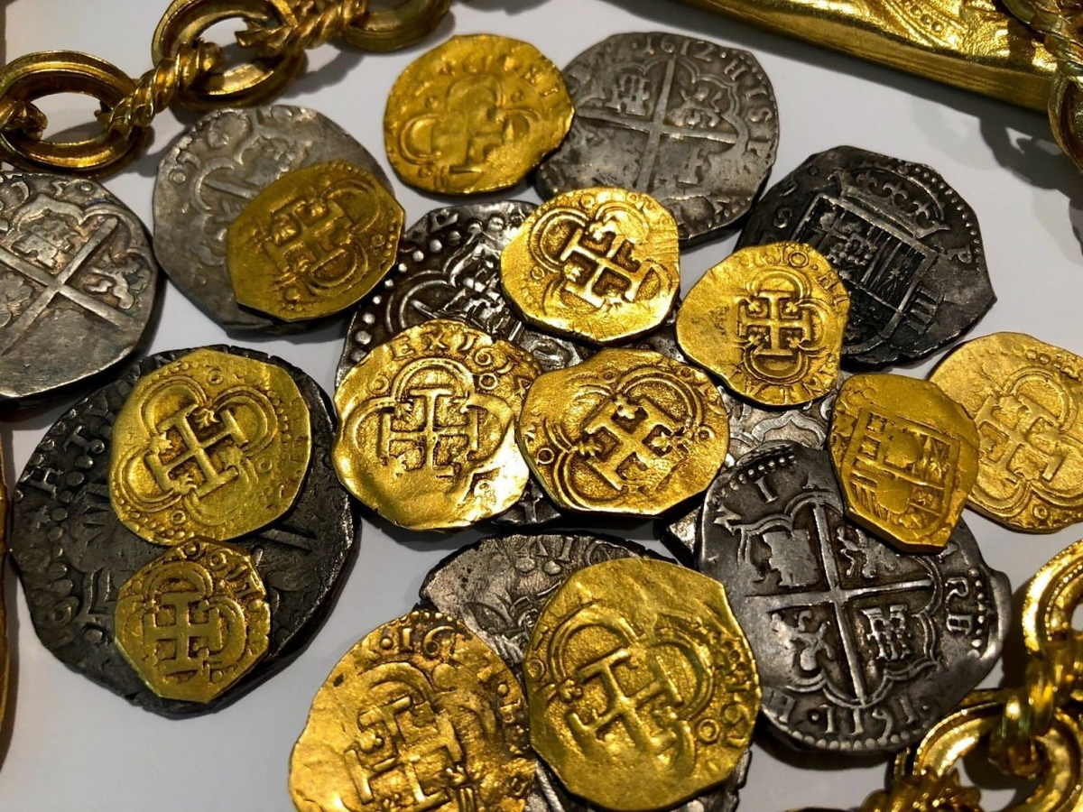Золото кладоискателей. Старинные золотые монеты. Старинный клад. Золотые находки. Золотой клад.