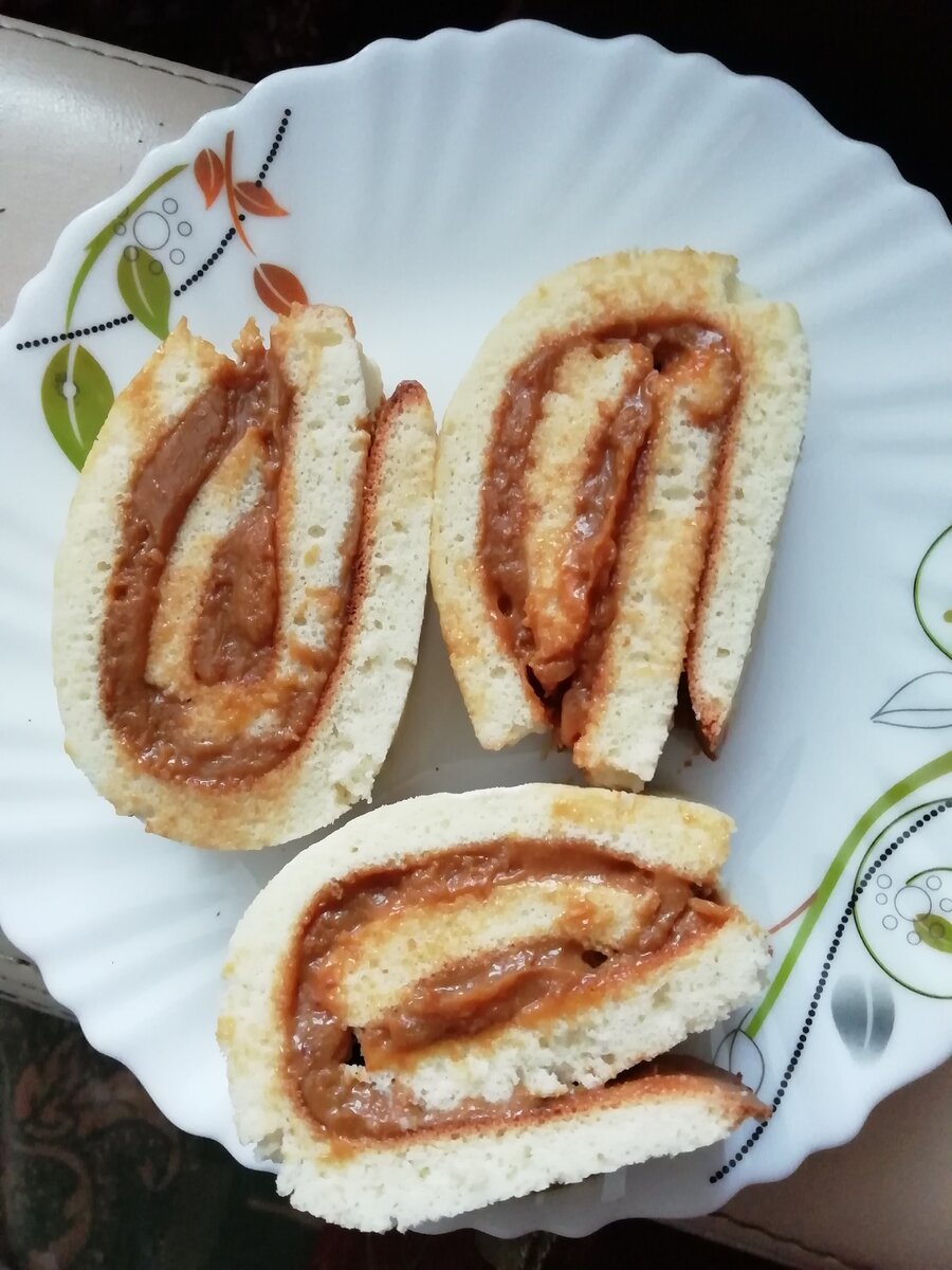 У меня при сворачивании корж разломался, передержала в духовке. 