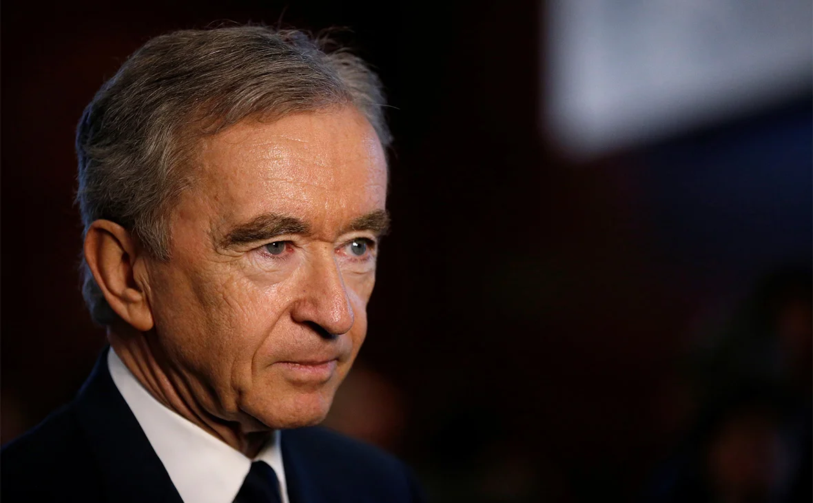 Состояние: $114 млрд                                                                                                                                      Изменение за год: + $8 млрд (+8%)
Гражданство: Франция Франция
Источник состояния: LVMH
Возраст: 71
Бернар Арно, который в середине 1980-х взял $15 млн из семейного строительного бизнеса на покупку модного дома Christian Dior, сегодня курирует глобальную бизнес-империю из 75 люксовых брендов, включая Louis Vuitton и Sephora. Арно является спонсором картинных галерей, поддерживает инвалидов, обучающихся в Академии изящных искусств, его компания тратит крупные денежные суммы на поиск новых талантов в сфере бизнеса и искусства.
