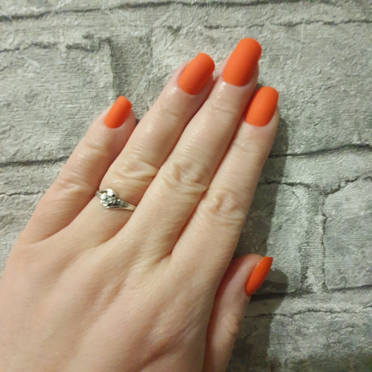 Цвет был оранжевый матовый. Мне конечно не очень он нравится, для меня это более летний вариант, но других под рукой не было. Надо заказывать.