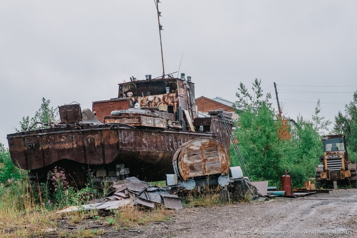 Самолет в огороде и БТР на заднем дворе. Показываю необычные места с  брошенной техникой | Путешествия с фотокамерой | Дзен