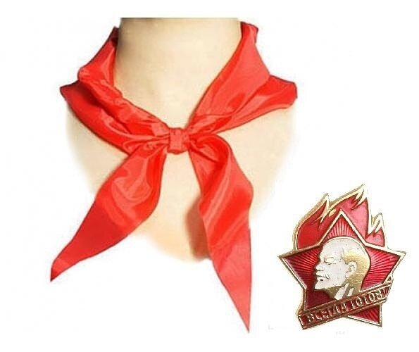 Пионерский галстук и значок.