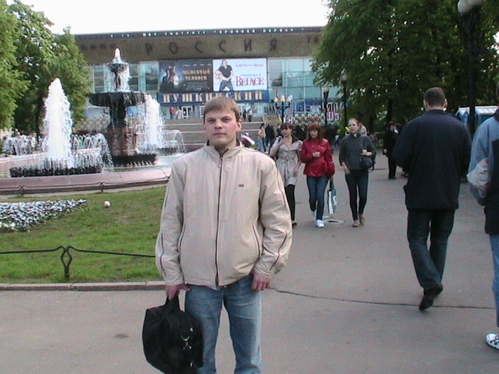 Сергей Ямшинин около концертного зала Россия. Май, 2008 год