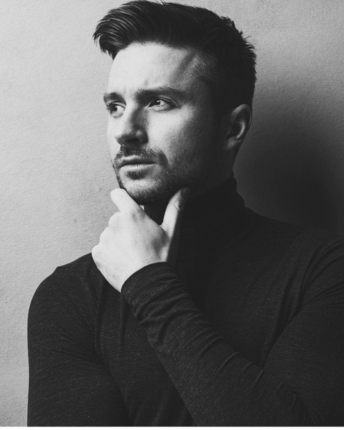 Сергей родился в первый апрельский день 1983 года в Москве в семье Валентины Викторовны и Вячеслава Юрьевича Лазаревых и стал вторым ребенком: брат Павел на 5 лет старше. Могла бы быть еще и сестра, но девочка погибла при родах. Еще через 5 лет родители развелись, дети остались с матерью, и до тех пор, пока к нему не пришла известность, Сергей отца практически не видел.