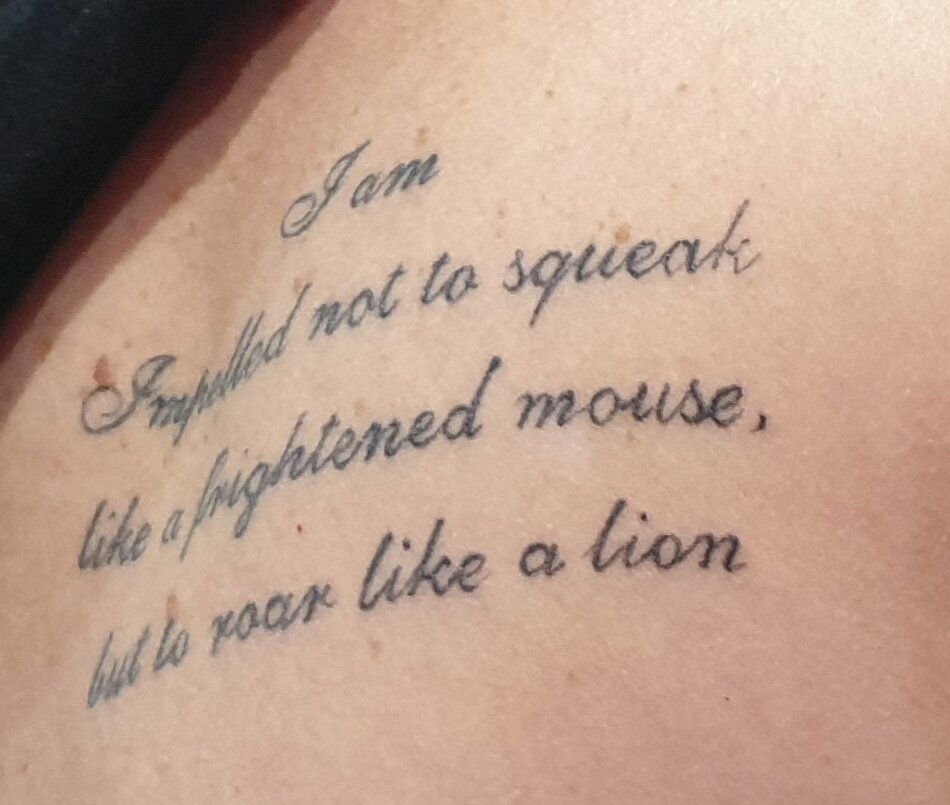 Надпись на правой лопатке 