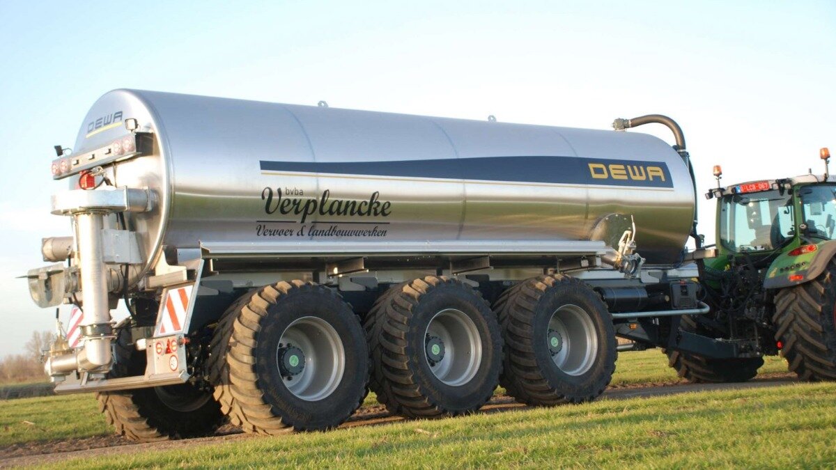 Фото: Портал hectares.be Новые резервуары для внесения жидких удобрений Dewa