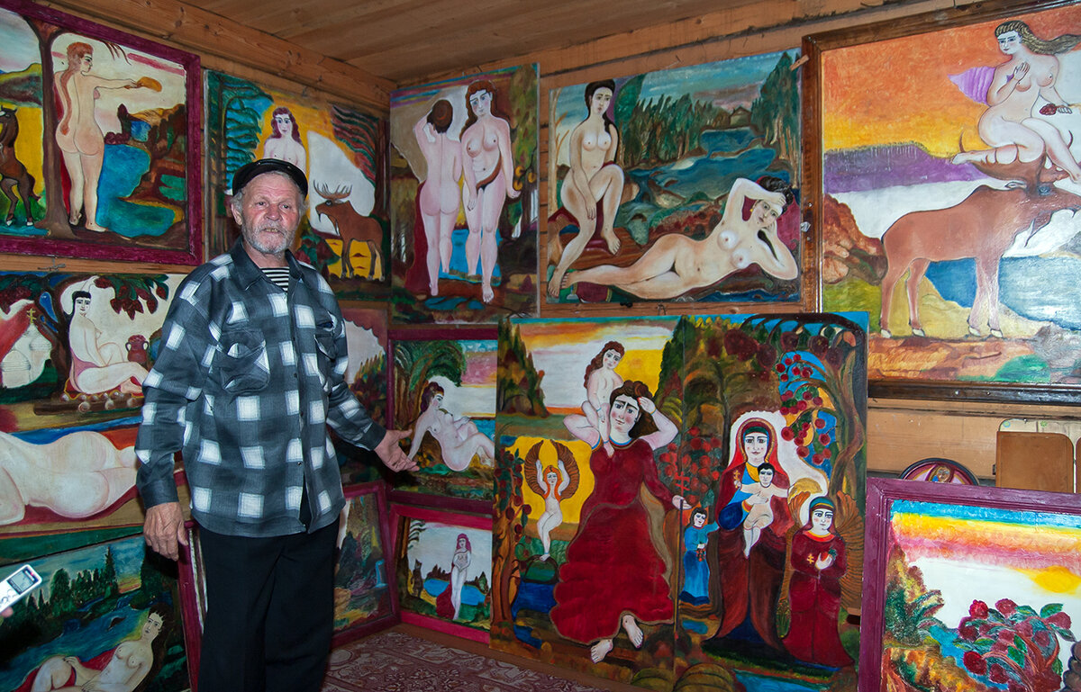 Художник  среди своих работ