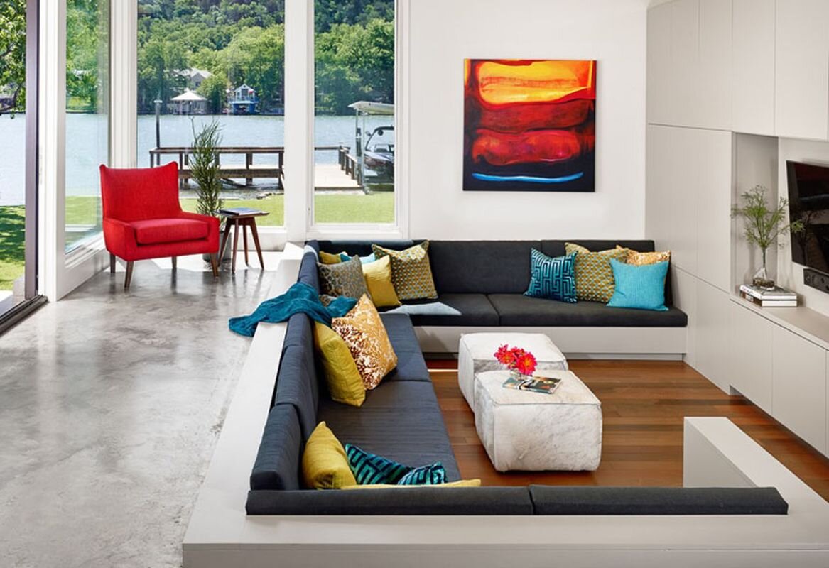 Цветовые акценты и мебель в интерьере современной гостиной.