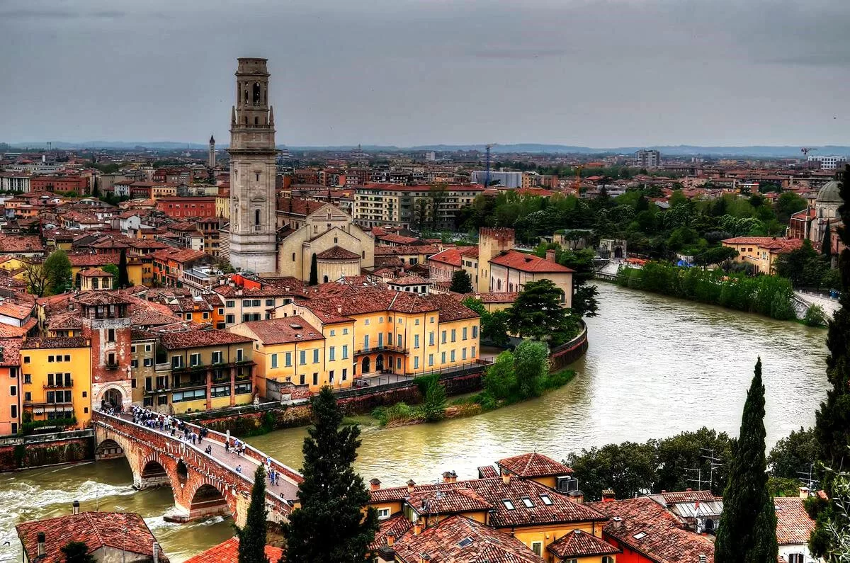 Итальянский город Верона не зря считается столицей любви - здесь жили воспетые Шекспиром Ромео и Джульетта. Каждая улочка и каждый балкон напоминает о них, только вот ...