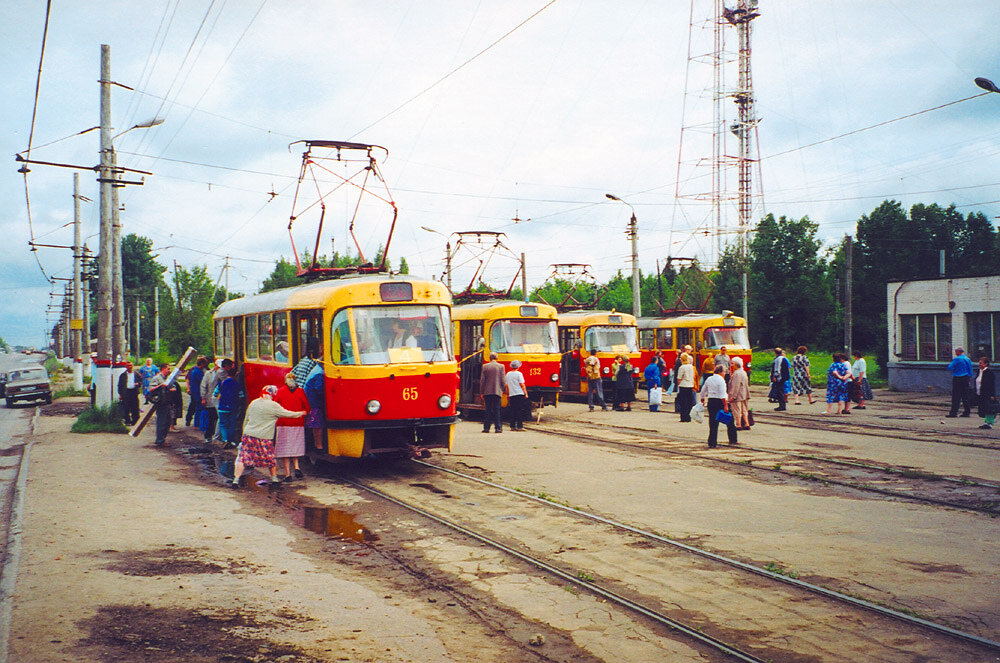Трамваи Tatra T3SU на станции Менделеевский поселок. Автор фото: Vladislav Prudnikov, 17.07.2004, transphoto.org.