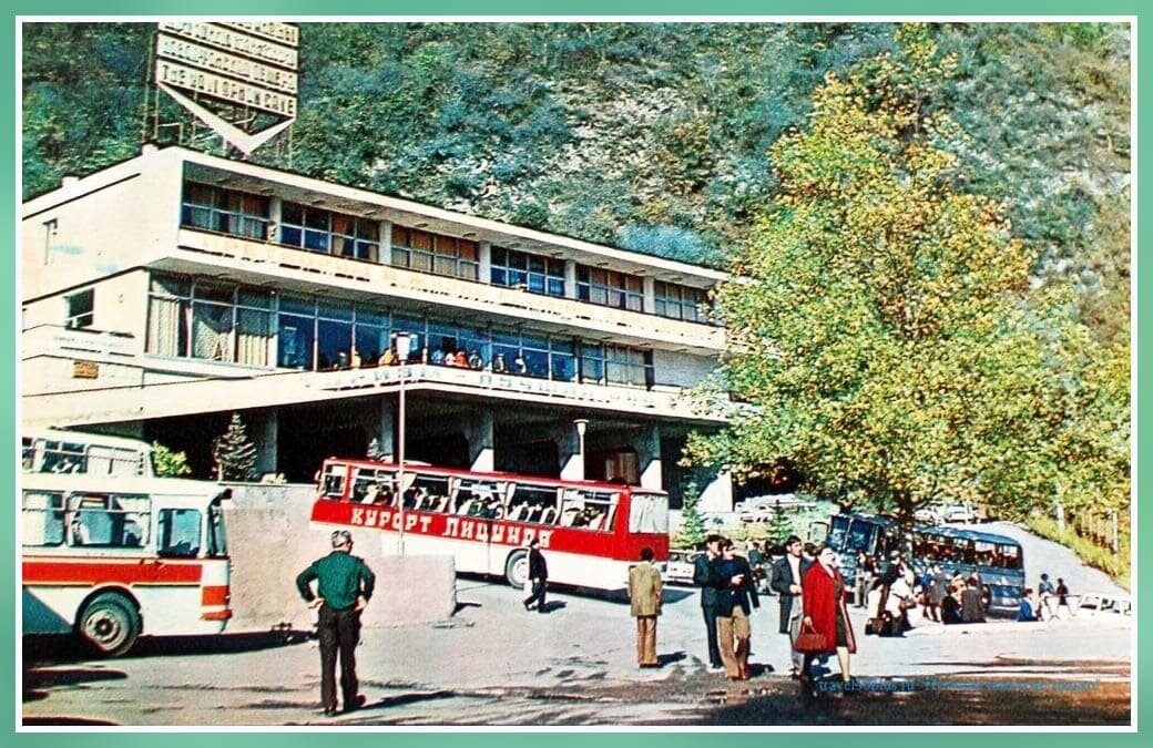 Это сооружение является входными воротами. Отсюда специальный электропоезд доставляет посетителей в залы пещеры.