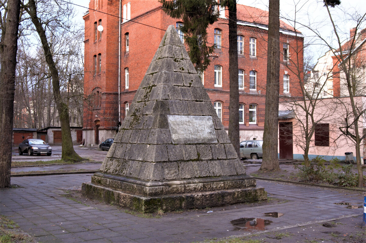 Так выглядял памятник после реставрации в 1991 году. Фото автора.