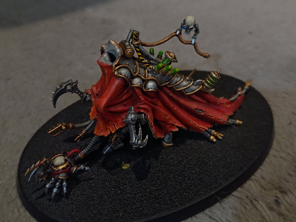 "Ходовая" архимагоса - идеальным решением было разделить его по пояс - корпус при склеивании идет поверх детали, полностью скрывая шов. Все мелкие детали вклеены намертво клеем для пластика