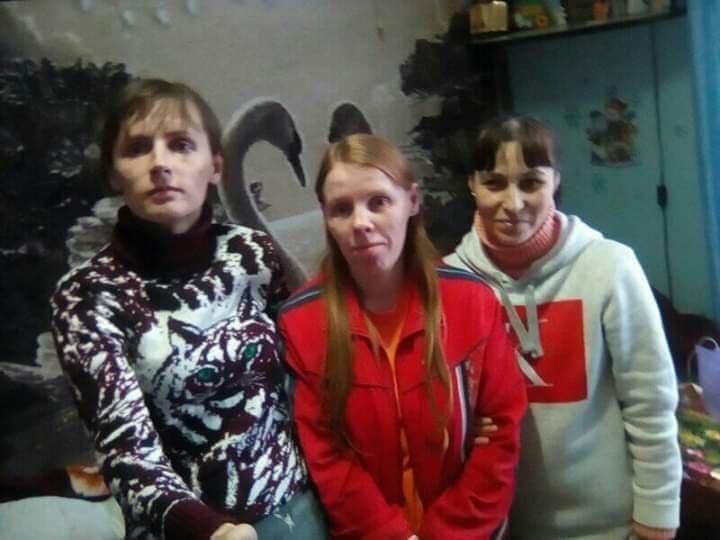 Вера (слева) ездит в ПНИ, навещает сирот, которые в системе с рождения.