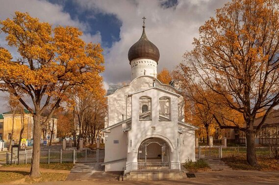Храм Георгия со Взвоза, г. Псков, 1494 г. Объект всемирного наследия ЮНЕСКО. В 1885-м году передан православным латышам-переселенцам. Для них же был выписан латышский православный священник. При храме также функционировала приходская школа. /здесь и далее - фотографии взяты со страниц псковских краеведческих сообществ/