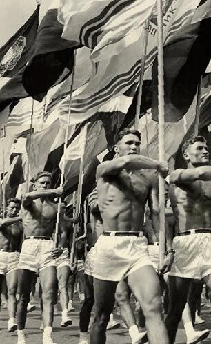 И звонкой песнею пускай прославятся среди героев наши имена!