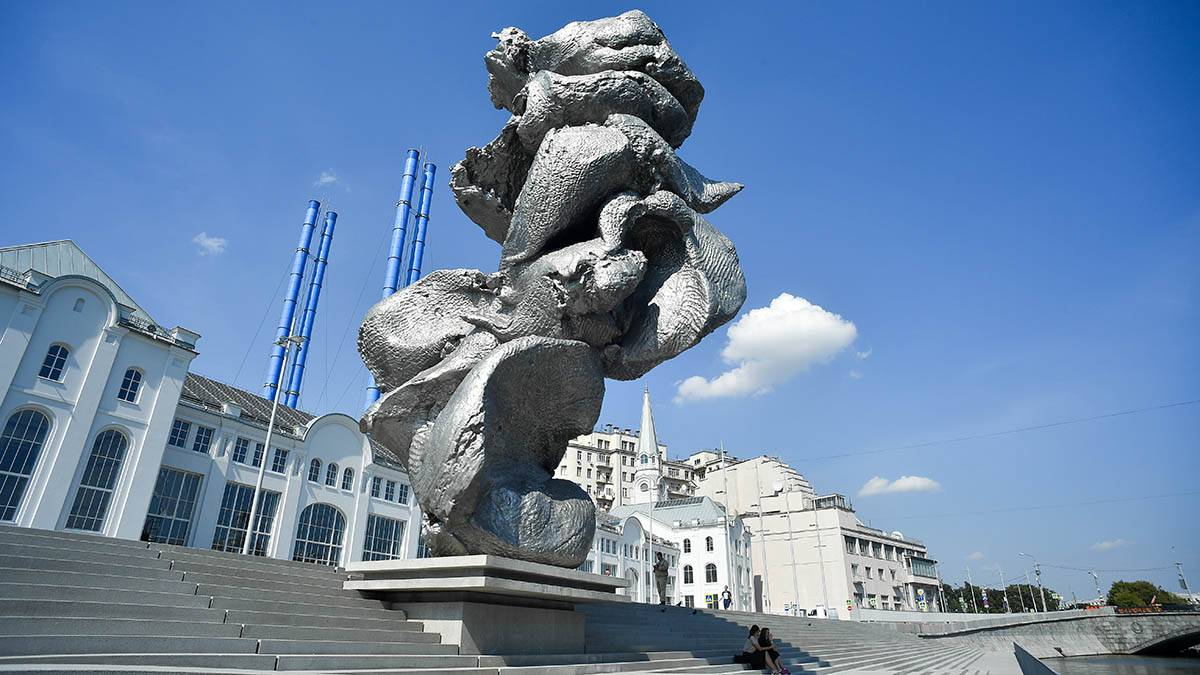 Скульптор москва. Урс Фишер скульптура на Болотной. Памятник в Москве на Болотной набережной Урса Фишера. Скульптура Урса Фишера на Болотной. Большая глина 4 Урс Фишер.