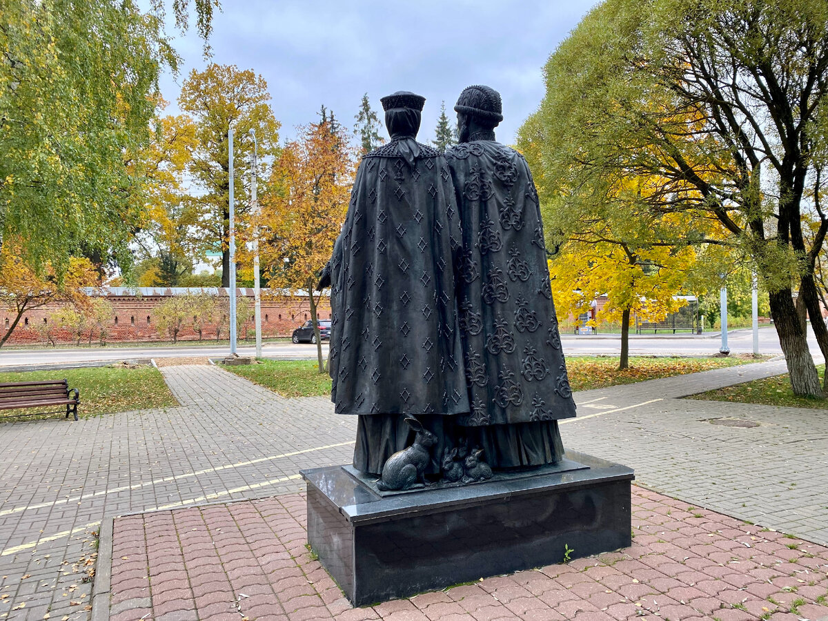 Зайцы сидят за спиной князей. 