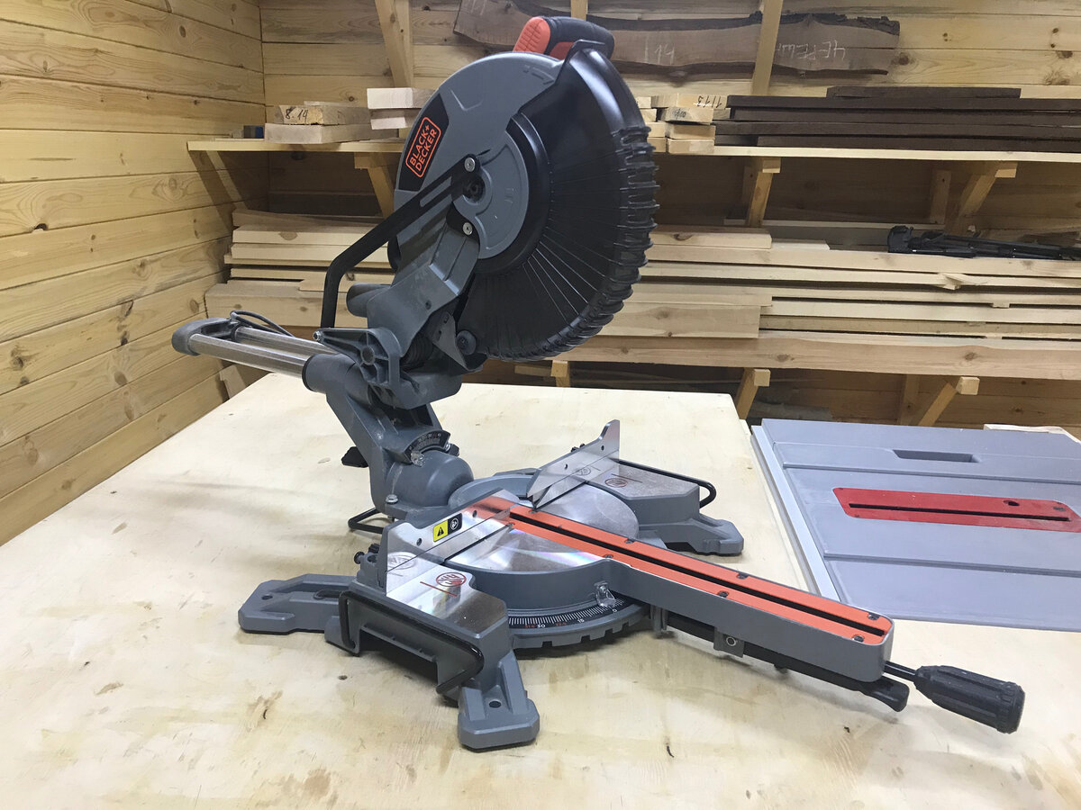 Не самая лучшая столярная пила, но максимально универсальная. Послужит не только в мастерской но и для строительства 