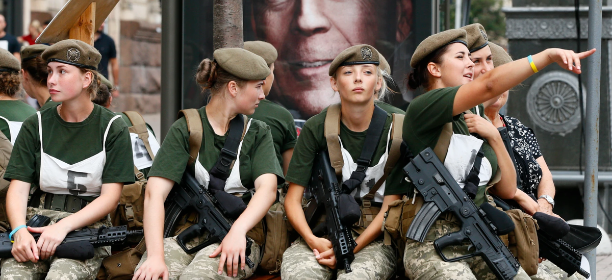 Женщины-солдаты на репетиции военного парада за несколько дней до дня независимости в Киеве в 2018 году. Украинские женщины становятся все более распространенными в армиях Украины с 2014 года. AP ФОТО/ Ефрем Лукац