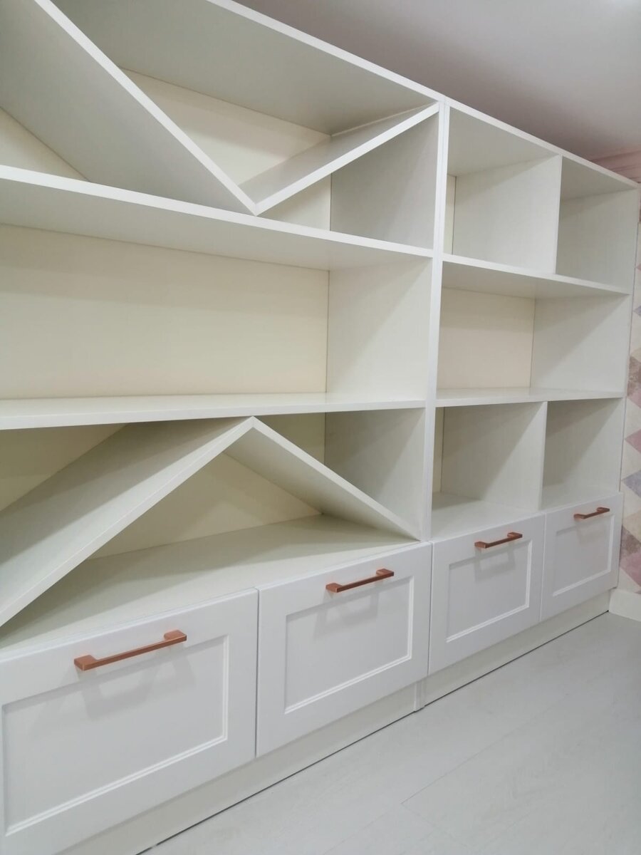 Порой очень сложно выбирать хорошую мебель для детской комнаты. Каждый родитель хочет, чтобы она была безопасной, экологичной, износоустойчивой, а также соответствовала требованиям ребенка - была яркой и красивой. Отличное решение - заказ мебели по индивидуальным размерам, особенно если помещение небольшое или имеет нестандартную планировку. Таким образом в некоторых случаях изготовление детской мебели на заказ может стать единственным решением для таких комнат.