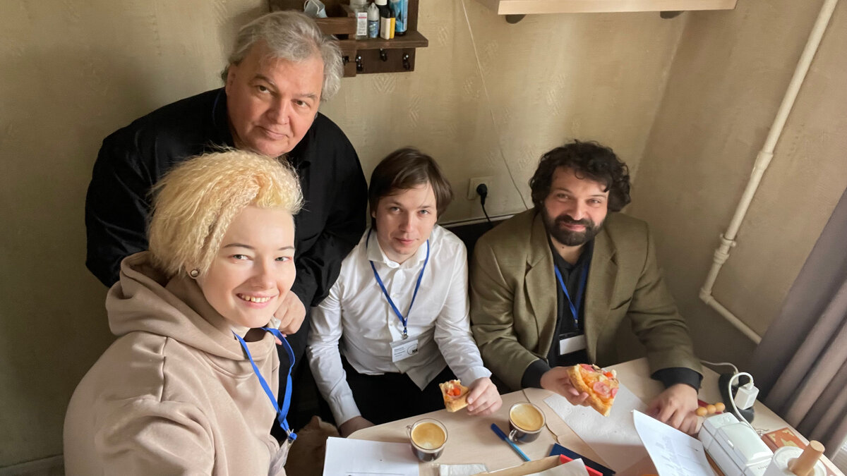 Я и члены жюри - все в сборе! 