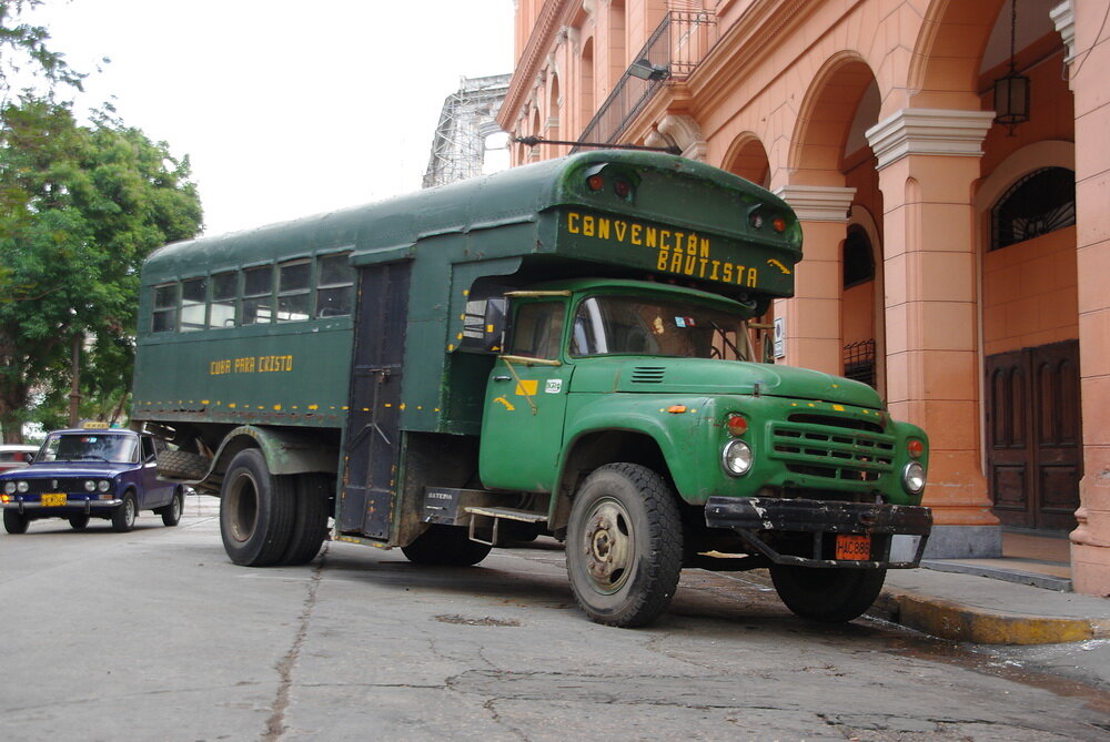 Автобус грузовой автомобиль. ЗИЛ 130 на Кубе. ЗИЛ-133 гя автобус. ЗИЛ 130 Пивовоз. ЗИЛ 131 на Кубе.