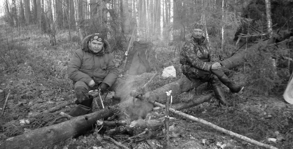 Охотники в лесу на привале