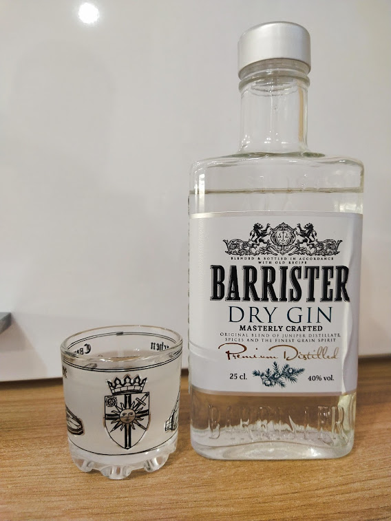Джин Барристер драй. Джин Barrister Dry Gin, 0.7 л. Джин Барристер 47 градусов. Barrister Dry Gin виноград.