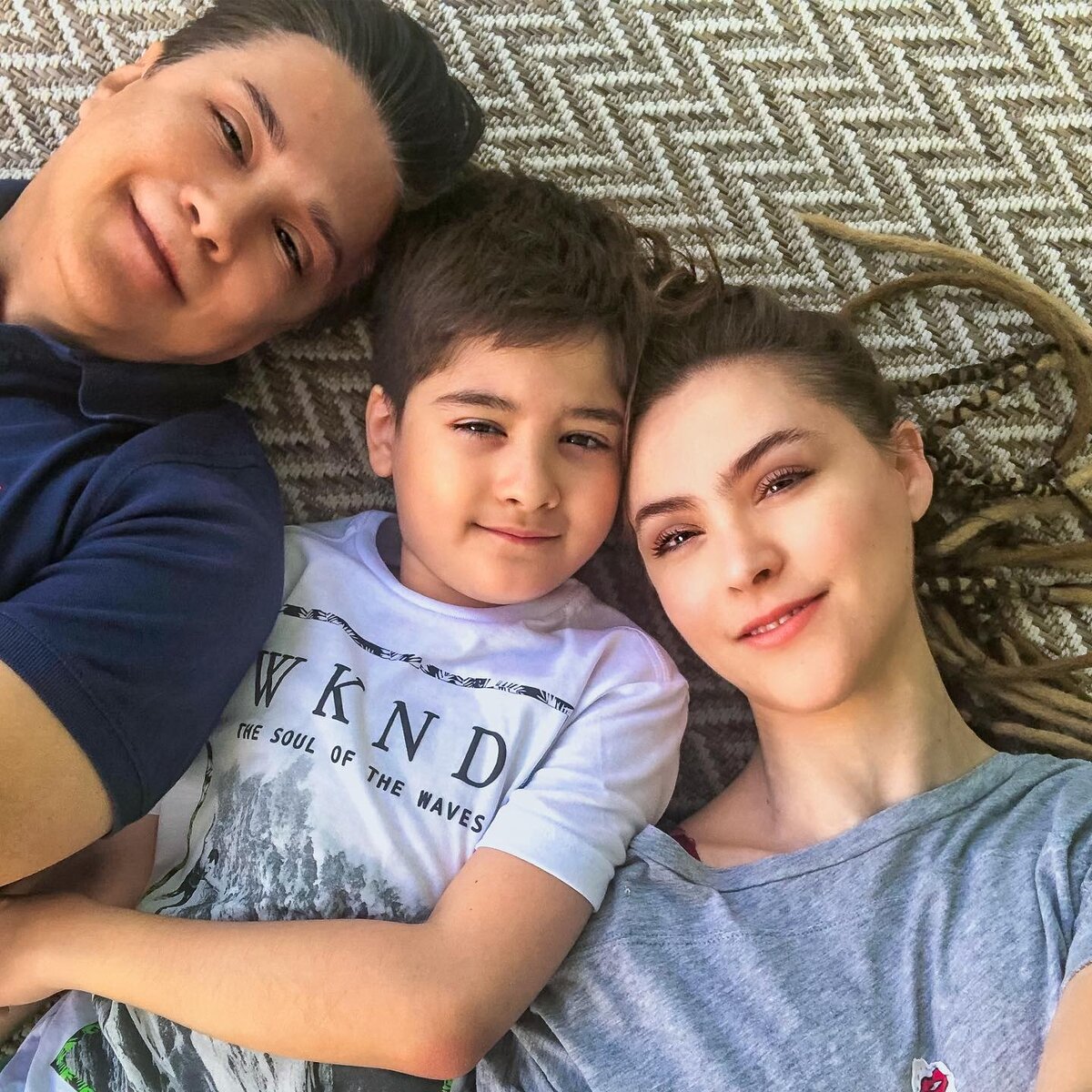 Линда с супругом Карлосом Лара, известным композитором, и их сыном Ноа, 2020 г. Фото из архива певицы.