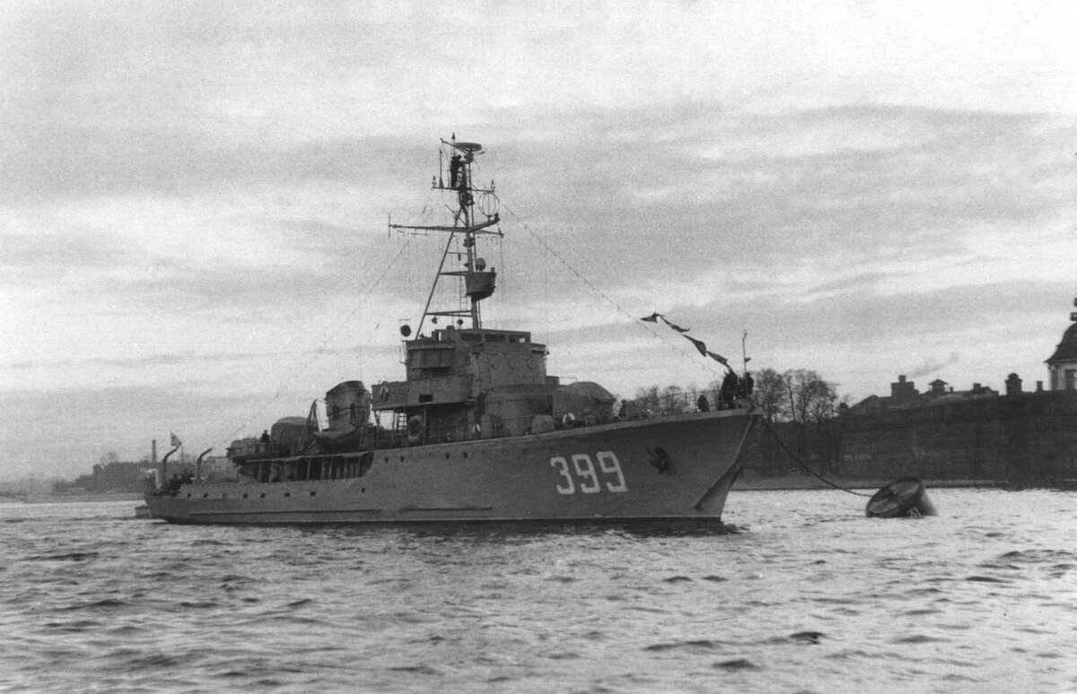 Морские минные тральщики наиболее часто ходили к Новой Земле из баз на материке. Они доставляли на архипелаг не только грузы, но и военный контингент