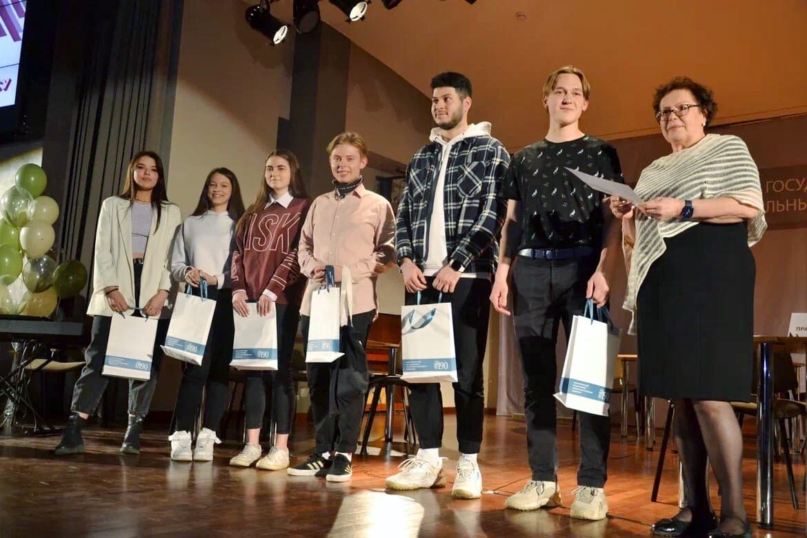 Награждение победителей. Команда строительного факультета и проректор по молодежной политике Ирина Луговская