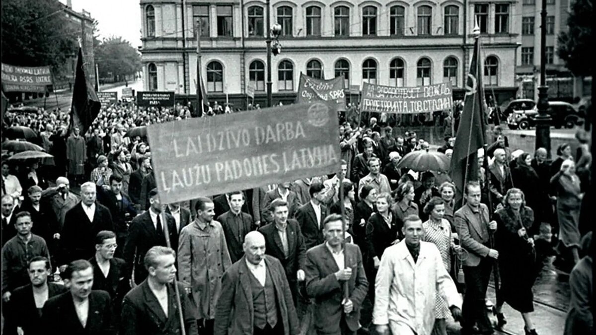 Демонстрация трудящихся на улицах Риги с лозунгами о присоединении к СССР. 1940 год