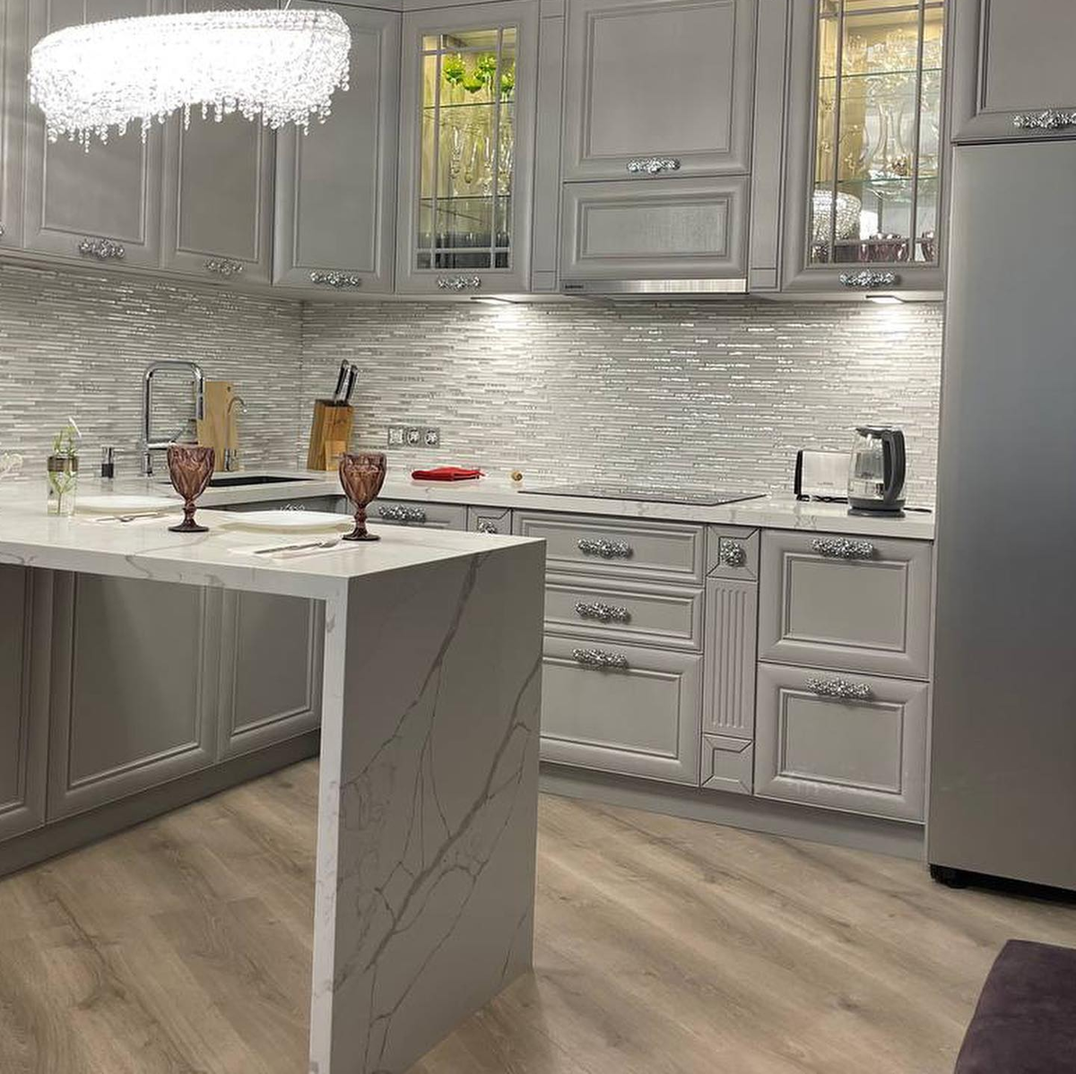 Проект реализованной кухни выполненная из массива Ясеня цвет 125, столешница кварц Avant 7400 (до 30 июня скидка -45%). 