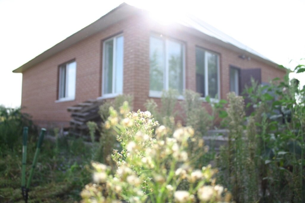 Дом небольшой, но для вчерашних студентов он стал просто счастьем. Это фото сделано в день переезда. 