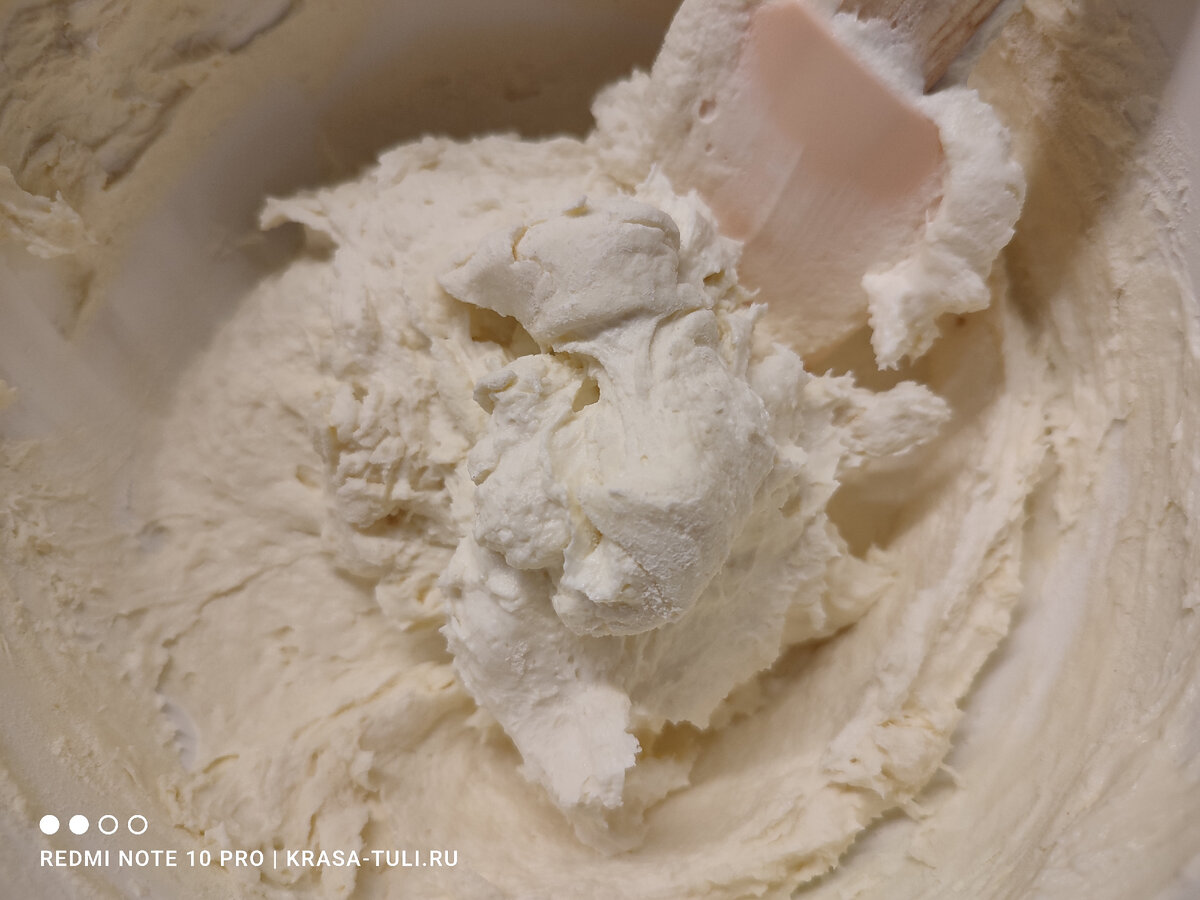 Замешиваем массу для сырников 