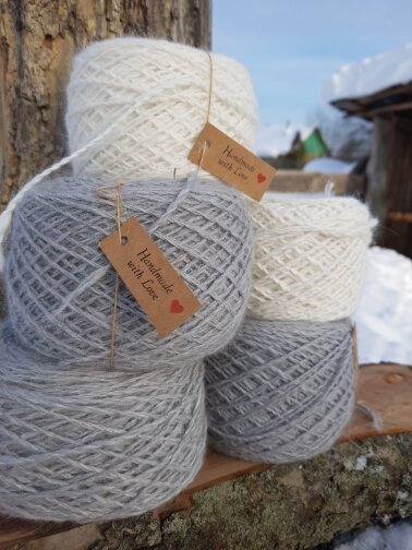 Природные цвета пряжи - тот цвет, который сам кролик произвёл. Пряжи чище в экологическом смысле и придумать нельзя. Всё естественно.