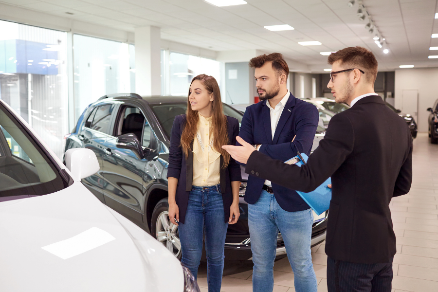 Rent a car company. Low cost car rental. Avis rent a car. Девушка продавец в автосалоне. Лизинг авто.