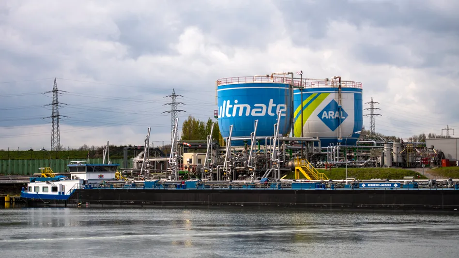Нефтеналивной танкер перед нефтеперерабатывающим заводом в Гельзенкирхене Фото: Ина Фассбендер / AFP. 
