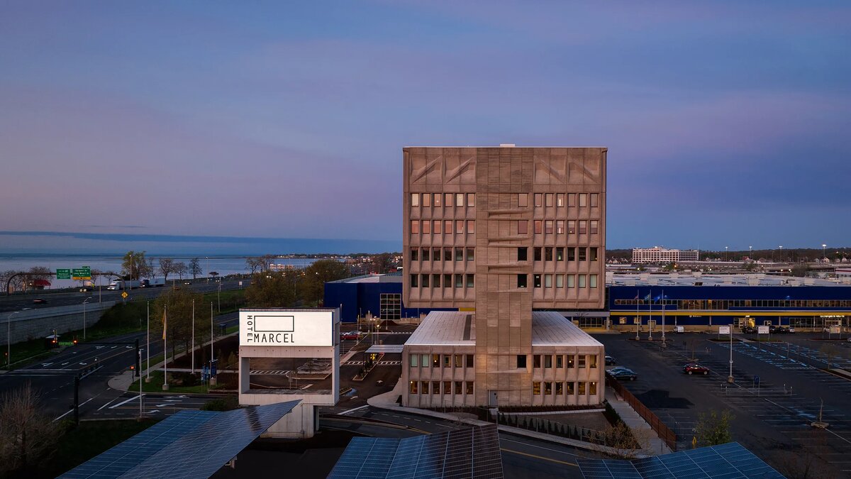 Расположенный в Нью-Хейвене (New Haven), штат Коннектикут, бывший штаб компании "Armstrong Rubber Company" теперь является совершенно новым отелем Marcel. Здание, спроектированном Марселем Брейером (Marcel Breuer) в 1968 году.