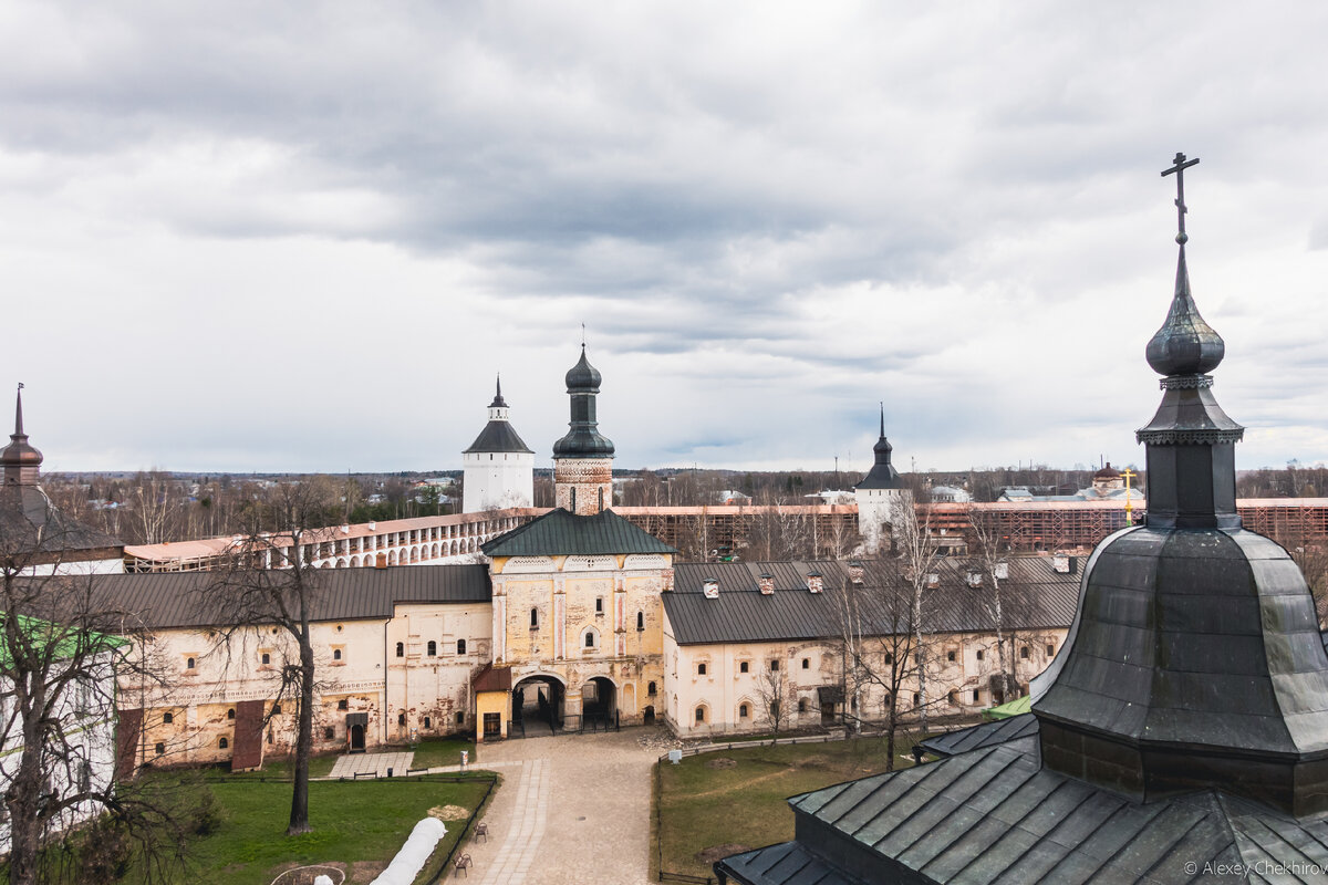 Вид на надвратную церковь Иоанна Лествичника и внутренний двор с высоты колокольни совершенно не изменился за последние годы