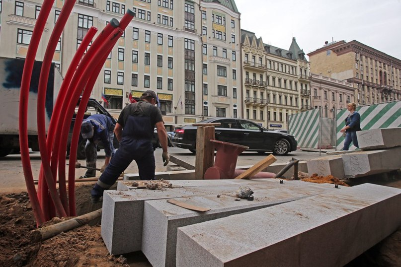 Заранее откроется. Перекладка бордюров в Москве. Моя улица благоустройство. Московские бордюры.