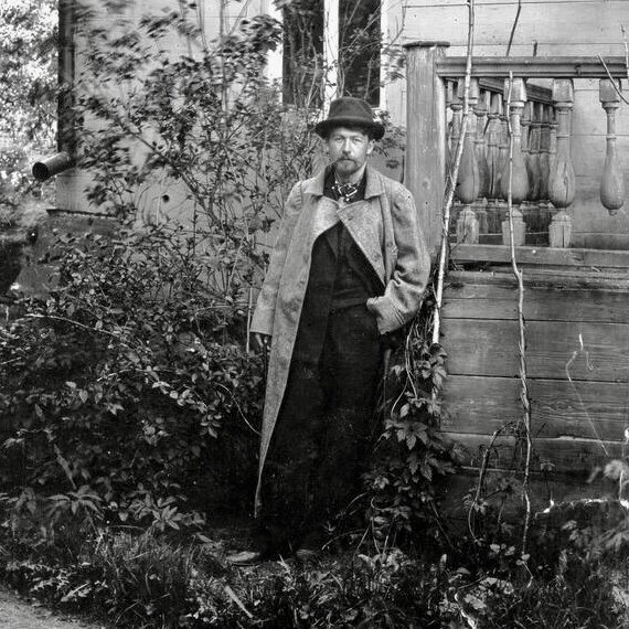 Антон Павлович Чехов возле террасы дома 