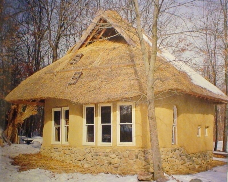 Саманный дом на фоне снега 